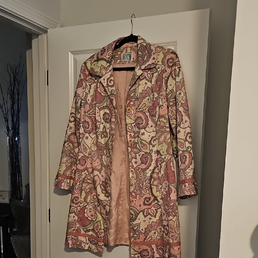 Elegant Paisley Trench Coat in Pink and Cream